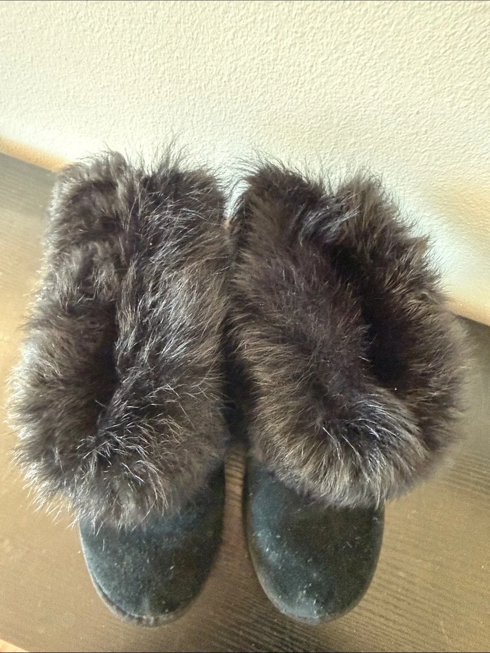 Authentic UGG Black Mini Sheepskin Boots – Women’s Size 8